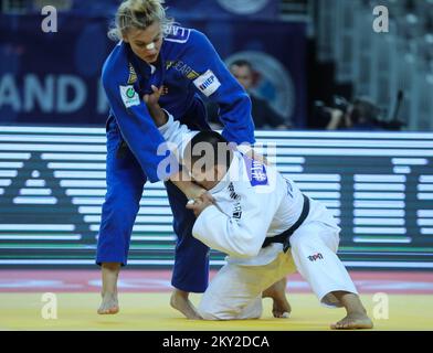 Lara Cvjetko di Croazia lotta contro ai Tsunoda Roustant di Spanjolska nella categoria delle donne fino a 70kg durante il World Tour IJF del Gran Premio di Zagabria, tenutosi presso l'Arena di Zagabria, a Zagabria, in Croazia, il 16 luglio 2022. Foto: Zeljko Hladika/PIXSELL Foto Stock