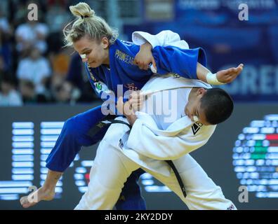 Lara Cvjetko di Croazia lotta contro ai Tsunoda Roustant di Spanjolska nella categoria delle donne fino a 70kg durante il World Tour IJF del Gran Premio di Zagabria, tenutosi presso l'Arena di Zagabria, a Zagabria, in Croazia, il 16 luglio 2022. Foto: Zeljko Hladika/PIXSELL Foto Stock