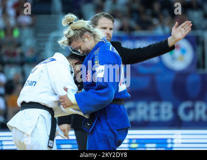 Lara Cvjetko di Croazia lotta contro ai Tsunoda Roustant di Spanjolska nella categoria delle donne fino a 70kg durante il World Tour IJF del Gran Premio di Zagabria, tenutosi presso l'Arena di Zagabria, a Zagabria, in Croazia, il 16 luglio 2022. Foto: Zeljko Hladika/PIXSELL Foto Stock