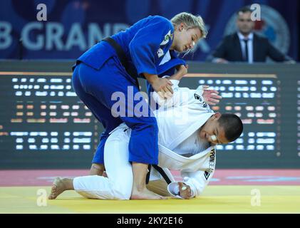 Lara Cvjetko di Croazia lotta contro ai Tsunoda Roustant di Spanjolska nella categoria delle donne fino a 70kg durante il World Tour IJF del Gran Premio di Zagabria, tenutosi presso l'Arena di Zagabria, a Zagabria, in Croazia, il 16 luglio 2022. Foto: Zeljko Hladika/PIXSELL Foto Stock