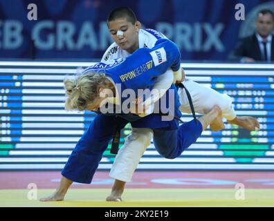 Lara Cvjetko di Croazia lotta contro ai Tsunoda Roustant di Spanjolska nella categoria delle donne fino a 70kg durante il World Tour IJF del Gran Premio di Zagabria, tenutosi presso l'Arena di Zagabria, a Zagabria, in Croazia, il 16 luglio 2022. Foto: Zeljko Hladika/PIXSELL Foto Stock