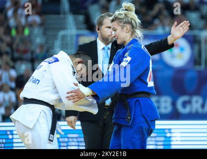 Lara Cvjetko di Croazia lotta contro ai Tsunoda Roustant di Spanjolska nella categoria delle donne fino a 70kg durante il World Tour IJF del Gran Premio di Zagabria, tenutosi presso l'Arena di Zagabria, a Zagabria, in Croazia, il 16 luglio 2022. Foto: Zeljko Hladika/PIXSELL Foto Stock