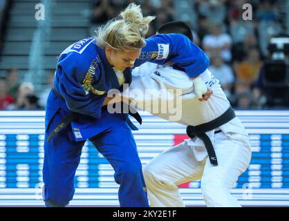 Lara Cvjetko di Croazia lotta contro ai Tsunoda Roustant di Spanjolska nella categoria delle donne fino a 70kg durante il World Tour IJF del Gran Premio di Zagabria, tenutosi presso l'Arena di Zagabria, a Zagabria, in Croazia, il 16 luglio 2022. Foto: Zeljko Hladika/PIXSELL Foto Stock