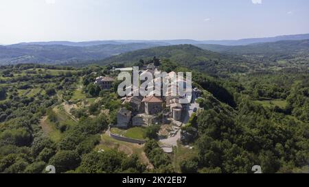 Veduta aerea della città più piccola del mondo Hum, Croazia il 21 maggio 2022. Hum è un insediamento nella città di Buzet, nella contea istriana. Ha solo 30 abitanti e ha conservato le istituzioni cittadine. Si trova nel centro dell'Istria, a 14 chilometri a sud-est di Buzet. Il rum è spesso citato come la città più piccola del mondo, ma non è incluso nel Guinness dei primati. Foto: Srecko Niketic/PIXSELL Foto Stock