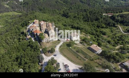 Veduta aerea della città più piccola del mondo Hum, Croazia il 21 maggio 2022. Hum è un insediamento nella città di Buzet, nella contea istriana. Ha solo 30 abitanti e ha conservato le istituzioni cittadine. Si trova nel centro dell'Istria, a 14 chilometri a sud-est di Buzet. Il rum è spesso citato come la città più piccola del mondo, ma non è incluso nel Guinness dei primati. Foto: Srecko Niketic/PIXSELL Foto Stock