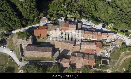 Veduta aerea della città più piccola del mondo Hum, Croazia il 21 maggio 2022. Hum è un insediamento nella città di Buzet, nella contea istriana. Ha solo 30 abitanti e ha conservato le istituzioni cittadine. Si trova nel centro dell'Istria, a 14 chilometri a sud-est di Buzet. Il rum è spesso citato come la città più piccola del mondo, ma non è incluso nel Guinness dei primati. Foto: Srecko Niketic/PIXSELL Foto Stock