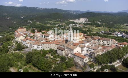 Veduta aerea della piccola città istriana di Buzet, Croazia il 27 maggio 2022. Buzet è una città della Croazia occidentale, nella contea di Istria, situata nella valle del fiume Mirna, in una zona chiamata Buzestina dopo di lui. L'area della città confina con il comune di Kopar in Slovenia. Buzet è conosciuta come la città dei tartufi e come la capitale dell'automobilismo croato. Foto: Srecko Niketic/PIXSELL Foto Stock