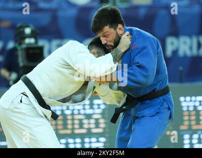 Beka Gviniashvili della Georgia combatte contro Rafael Macedo del Brasile per l'oro nella categoria di uomini fino a 90 kg durante il World Tour IJF del Gran Premio di Zagabria, tenutosi all'Arena di Zagabria, a Zagabria, in Croazia, il 17 luglio 2022. Foto: Zeljko Hladika/PIXSELL Foto Stock