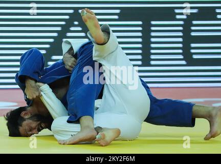 Beka Gviniashvili della Georgia combatte contro Rafael Macedo del Brasile per l'oro nella categoria di uomini fino a 90 kg durante il World Tour IJF del Gran Premio di Zagabria, tenutosi all'Arena di Zagabria, a Zagabria, in Croazia, il 17 luglio 2022. Foto: Zeljko Hladika/PIXSELL Foto Stock