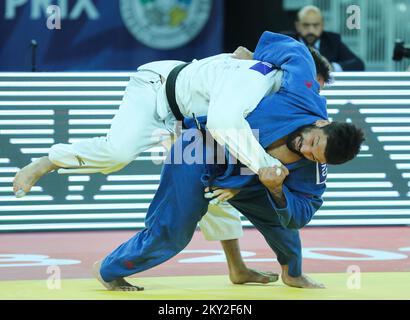 Beka Gviniashvili della Georgia combatte contro Rafael Macedo del Brasile per l'oro nella categoria di uomini fino a 90 kg durante il World Tour IJF del Gran Premio di Zagabria, tenutosi all'Arena di Zagabria, a Zagabria, in Croazia, il 17 luglio 2022. Foto: Zeljko Hladika/PIXSELL Foto Stock