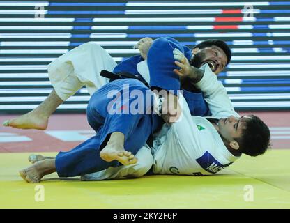 Beka Gviniashvili della Georgia combatte contro Rafael Macedo del Brasile per l'oro nella categoria di uomini fino a 90 kg durante il World Tour IJF del Gran Premio di Zagabria, tenutosi all'Arena di Zagabria, a Zagabria, in Croazia, il 17 luglio 2022. Foto: Zeljko Hladika/PIXSELL Foto Stock