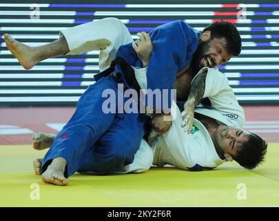 Beka Gviniashvili della Georgia combatte contro Rafael Macedo del Brasile per l'oro nella categoria di uomini fino a 90 kg durante il World Tour IJF del Gran Premio di Zagabria, tenutosi all'Arena di Zagabria, a Zagabria, in Croazia, il 17 luglio 2022. Foto: Zeljko Hladika/PIXSELL Foto Stock