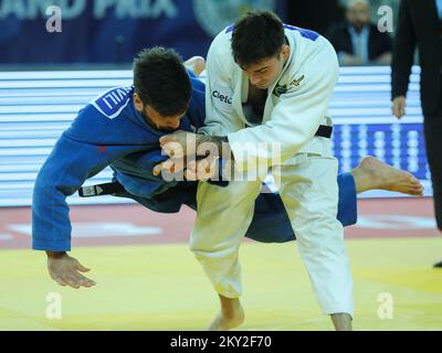 Beka Gviniashvili della Georgia combatte contro Rafael Macedo del Brasile per l'oro nella categoria di uomini fino a 90 kg durante il World Tour IJF del Gran Premio di Zagabria, tenutosi all'Arena di Zagabria, a Zagabria, in Croazia, il 17 luglio 2022. Foto: Zeljko Hladika/PIXSELL Foto Stock