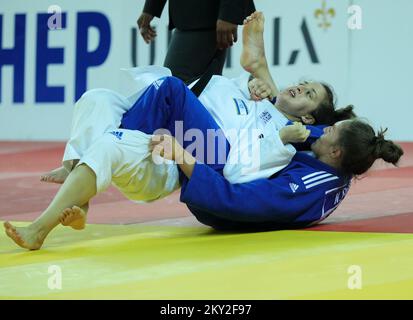 Natalie Powell di Gran Bretagna combatte contro Inbar Lanir di Israele per l'oro nella categoria delle donne fino a 78 kg durante il Tour Mondiale IJF del Gran Premio di Zagabria, tenutosi presso l'Arena di Zagabria, in Croazia, il 17 luglio 2022. Foto: Zeljko Hladika/PIXSELL Foto Stock