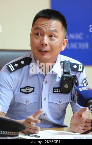 Il Supervisore cinese della polizia Bingyang Wang parla durante un annuncio della pattuglia congiunta della polizia della Croazia, Cina a Zagabria, Croazia, il 19 luglio 2022. Otto poliziotti cinesi condurranno la pattuglia congiunta di un mese a Zagabria, Zara, Parco Nazionale dei Laghi di Plitvice e Dubrovnik. Foto: Tomislav Miletic/PIXSELL Foto Stock