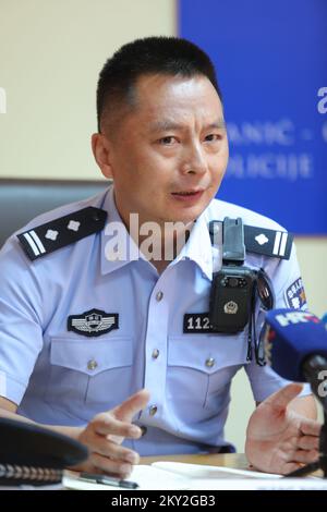 Il Supervisore cinese della polizia Bingyang Wang parla durante un annuncio della pattuglia congiunta della polizia della Croazia, Cina a Zagabria, Croazia, il 19 luglio 2022. Otto poliziotti cinesi condurranno la pattuglia congiunta di un mese a Zagabria, Zara, Parco Nazionale dei Laghi di Plitvice e Dubrovnik. Foto: Tomislav Miletic/PIXSELL Foto Stock