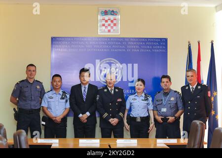 Il supervisore cinese della polizia Bingyang Wang, membro dell'ambasciata cinese in Croazia Zhao Chen, capo del dipartimento di polizia di Zagabria Marko Rasic e capo del servizio di prevenzione del dipartimento di polizia di Zagabria Velimir Tisma posano una foto con i funzionari di polizia di Coratia e Cina durante un annuncio della Croazia, Pattugliamento congiunto della polizia cinese a Zagabria, Croazia, il 19 luglio 2022. Otto poliziotti cinesi condurranno la pattuglia congiunta di un mese a Zagabria, Zara, Parco Nazionale dei Laghi di Plitvice e Dubrovnik. Foto: Tomislav Miletic/PIXSELL Foto Stock