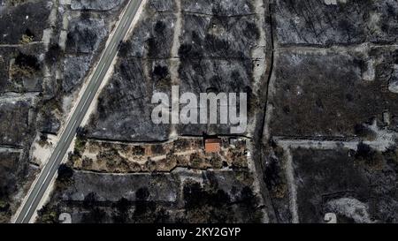 La foto aerea scattata il 19 luglio 2022 mostra l'area bruciata intorno a Raslina e Zaton, in Croazia. Il fuoco selvatico scoppiato nelle zone di Zaton e Raslinje della contea di Å ibenik-Knin mercoledì scorso, è stato dichiarato estinto il lunedì mattina.l'incendio si è diffuso su circa 3.300 ettari di terreno, consumando erba, sottobosco, boschi e colture agricole. 30 case, diverse automobili e barche, e tre macchine agricole avevano bruciato in conflagrazione. Foto: Milano SABIC/PIXSELL Foto Stock