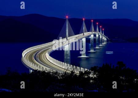 Veduta aerea del ponte Peljeski di notte il giorno prima dell'apertura ufficiale a Komarna, Croazia, il 25 luglio 2022. Ponte lungo 2,404 metri è costruito in 4 anni da China Road e Bridge Corporation. Il progetto Peljesac Bridge ha un costo di 550 milioni di euro, di cui 357 milioni provenienti dall'UE. Foto: Igor Kralj/PIXSELL Foto Stock