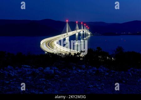 Veduta aerea del ponte Peljeski di notte il giorno prima dell'apertura ufficiale a Komarna, Croazia, il 25 luglio 2022. Ponte lungo 2,404 metri è costruito in 4 anni da China Road e Bridge Corporation. Il progetto Peljesac Bridge ha un costo di 550 milioni di euro, di cui 357 milioni provenienti dall'UE. Foto: Igor Kralj/PIXSELL Foto Stock