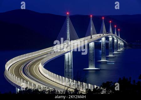 Veduta aerea del ponte Peljeski di notte il giorno prima dell'apertura ufficiale a Komarna, Croazia, il 25 luglio 2022. Ponte lungo 2,404 metri è costruito in 4 anni da China Road e Bridge Corporation. Il progetto Peljesac Bridge ha un costo di 550 milioni di euro, di cui 357 milioni provenienti dall'UE. Foto: Igor Kralj/PIXSELL Foto Stock