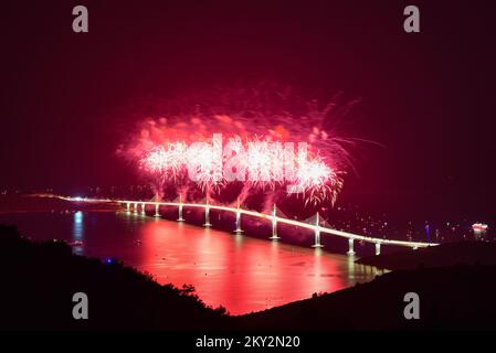 I fuochi d'artificio esplodono sul ponte di Peljesac durante la cerimonia di apertura del ponte di Peljesac a Komarna, Croazia, il 26 luglio 2022. Foto: Matko Begovic/PIXSELL Foto Stock