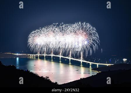 I fuochi d'artificio esplodono sul ponte di Peljesac durante la cerimonia di apertura del ponte di Peljesac a Komarna, Croazia, il 26 luglio 2022. Foto: Matko Begovic/PIXSELL Foto Stock