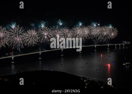 I fuochi d'artificio esplodono sul ponte di Peljesac durante la cerimonia di apertura del ponte di Peljesac a Komarna, Croazia, il 26 luglio 2022. Foto: Denis Kapetanovic/PIXSELL Foto Stock