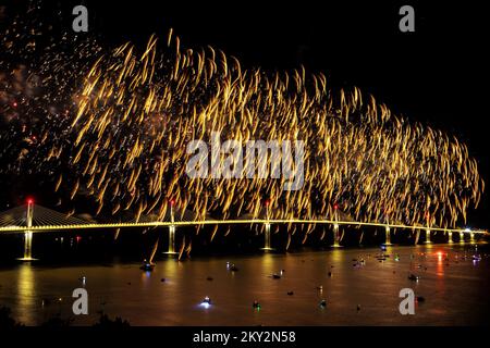 I fuochi d'artificio esplodono sul ponte di Peljesac durante la cerimonia di apertura del ponte di Peljesac a Komarna, Croazia, il 26 luglio 2022. Foto: Miroslav Lelas/PIXSELL Foto Stock