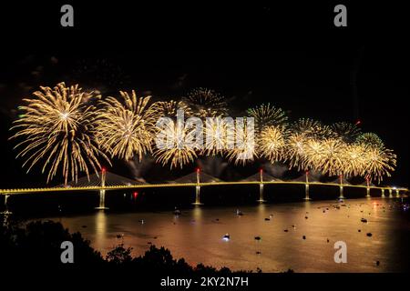 I fuochi d'artificio esplodono sul ponte di Peljesac durante la cerimonia di apertura del ponte di Peljesac a Komarna, Croazia, il 26 luglio 2022. Foto: Miroslav Lelas/PIXSELL Foto Stock