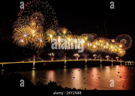 I fuochi d'artificio esplodono sul ponte di Peljesac durante la cerimonia di apertura del ponte di Peljesac a Komarna, Croazia, il 26 luglio 2022. Foto: Miroslav Lelas/PIXSELL Foto Stock