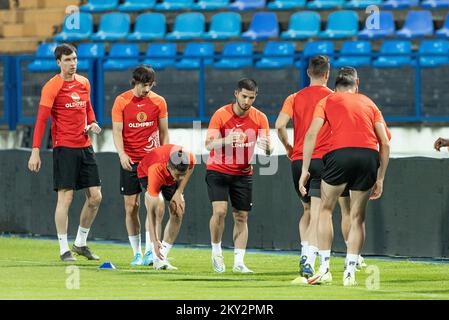 I giocatori del FC Kyzylzhar vengono visti durante una sessione di allenamento che si terrà in vista del secondo turno di qualificazione della UEFA Europa Conference League, 2nd tappa contro NK Osijek al Gradski Vrt di Osijek, in Croazia, il 27 luglio 2022. Foto: Davor Javorovic/PIXSELL Foto Stock