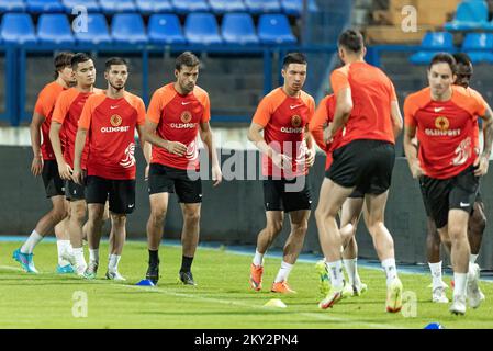 I giocatori del FC Kyzylzhar vengono visti durante una sessione di allenamento che si terrà in vista del secondo turno di qualificazione della UEFA Europa Conference League, 2nd tappa contro NK Osijek al Gradski Vrt di Osijek, in Croazia, il 27 luglio 2022. Foto: Davor Javorovic/PIXSELL Foto Stock