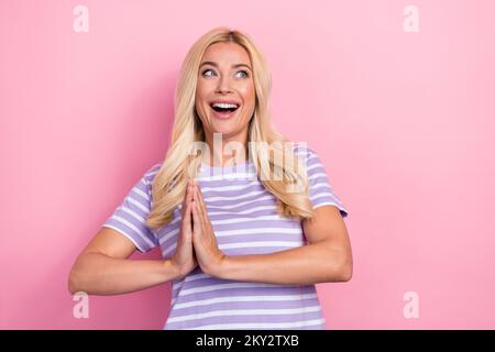 Foto di overjoyed donna allegra indossare abiti a righe alla moda guardare spazio vuoto Rallegrarsi offerta sconto isolato su sfondo di colore rosa Foto Stock