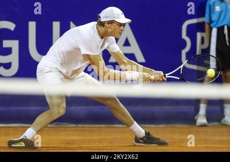 UMAGO, CROAZIA - 31 LUGLIO: Il peccatore d'Italia Jannik gioca contro Carlos Alcaraz di Spagna durante la singola finale di menâ il giorno 8 del 2022 Croazia Apri Umago allo Stadio ATP Goran Ivanisevic il 31 luglio 2022 a Umago, Croazia. Foto: Jurica Galoic/PIXSELL Foto Stock