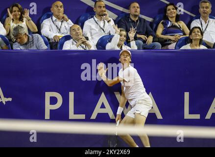 UMAGO, CROAZIA - 31 LUGLIO: Il peccatore d'Italia Jannik gioca contro Carlos Alcaraz di Spagna durante la singola finale di menâ il giorno 8 del 2022 Croazia Apri Umago allo Stadio ATP Goran Ivanisevic il 31 luglio 2022 a Umago, Croazia. Foto: Jurica Galoic/PIXSELL Foto Stock