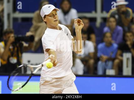 UMAGO, CROAZIA - 31 LUGLIO: Il peccatore d'Italia Jannik gioca contro Carlos Alcaraz di Spagna durante la singola finale di menâ il giorno 8 del 2022 Croazia Apri Umago allo Stadio ATP Goran Ivanisevic il 31 luglio 2022 a Umago, Croazia. Foto: Jurica Galoic/PIXSELL Foto Stock