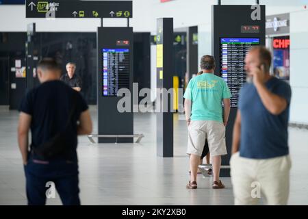 I turisti vengono in Croazia in numero crescente ogni giorno, motivo per cui la folla al Porto Internazionale Franjo Tudjan sta diventando sempre più grande a Zagabria, Croazia, il 1 agosto 2022. Foto: Davor Puklavec/PIXSELL Foto Stock