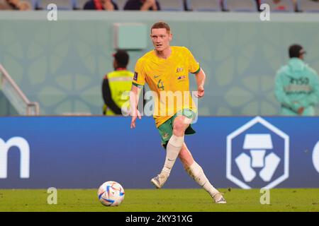 Al Wakrah, Qatar. 30th Nov 2022. Kye Rowles of Australia passa la palla durante la partita di Coppa del mondo FIFA Qatar 2022 Group D tra Australia e Danimarca allo Stadio al Janoub, al Wakrah, Qatar, il 30 novembre 2022. Foto di Peter Dovgan. Solo per uso editoriale, licenza richiesta per uso commerciale. Non è utilizzabile nelle scommesse, nei giochi o nelle pubblicazioni di un singolo club/campionato/giocatore. Credit: UK Sports Pics Ltd/Alamy Live News Foto Stock