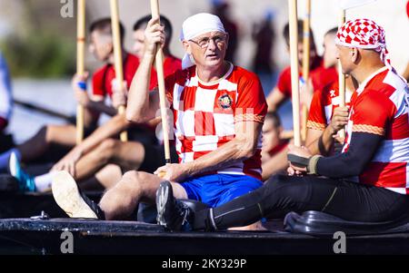 Inizio della 25th° Maratona di Neretva a Metkovic, Croazia, su 13. Agosto, 2022. La maratona delle barche di Neretva è una competizione sportiva amatoriale, con i vogatori in barche tradizionali che attraversano un tratto di 22,5 chilometri lungo il fiume Neretva da Metkovic al porto marittimo di Ploce. Ogni equipaggio è composto da dieci vogatori, un batterista e un cox. Foto: Milano SABIC/PIXSELL Foto Stock