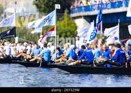 Inizio della 25th° Maratona di Neretva a Metkovic, Croazia, su 13. Agosto, 2022. La maratona delle barche di Neretva è una competizione sportiva amatoriale, con i vogatori in barche tradizionali che attraversano un tratto di 22,5 chilometri lungo il fiume Neretva da Metkovic al porto marittimo di Ploce. Ogni equipaggio è composto da dieci vogatori, un batterista e un cox. Foto: Milano SABIC/PIXSELL Foto Stock