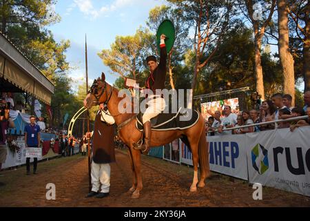 Vincitore del torneo Race of the Ring, un cavaliere Petar Bencic posa per foto con uno scudo a Barban, Croazia, il 22 agosto 2022. La corsa dell'anello è un gioco del cavaliere in cui il cavaliere deve attraversare il percorso lungo 150 metri e con una lancia colpire l'anello costituito da due cerchi concentrici interconnessi in modo che ci siano quattro campi tra loro. Il primo record della gara sul ring risale al 1696. A quel tempo fu organizzato dalla famiglia loredana veneziana durante le fiere del villaggio di Barban in Istria, e i concorrenti erano per lo più nobili. Dopo di che, lo stato Foto Stock