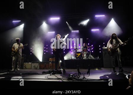 Joey Santiago, Black Francis e Paz Lenchantin of Pixies si esibisce durante un concerto a Zagabria, Croazia, il 27 agosto 2022. Foto: Zeljko Hladika/PIXSELL Foto Stock