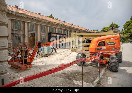 L'Hotel Grand, una rovina della Guerra di Patria nel 1991, rappresenterà le rovine della seconda Guerra Mondiale in un nuovo film. Tutto viene lentamente preparato per le riprese e, sebbene non siano stati rivelati molti dettagli, ciò che è noto è che le rovine saranno uno dei luoghi in cui si svolgeranno le riprese nella seconda metà di settembre.il film sarà dedicato al leggendario fotografo della rivista Vogue, Lee Miller, Che sarà giocato da Kate Winslet (46). Il film è anche impostato per la stella Jude Law (49) e Marion Cotillard (46), a Dubrovnik, Croazia, il 29 agosto. 2022. Foto: Grgo Jelavic/PIXSELL Foto Stock