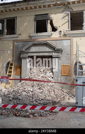 L'Hotel Grand, una rovina della Guerra di Patria nel 1991, rappresenterà le rovine della seconda Guerra Mondiale in un nuovo film. Tutto viene lentamente preparato per le riprese e, sebbene non siano stati rivelati molti dettagli, ciò che è noto è che le rovine saranno uno dei luoghi in cui si svolgeranno le riprese nella seconda metà di settembre.il film sarà dedicato al leggendario fotografo della rivista Vogue, Lee Miller, Che sarà giocato da Kate Winslet (46). Il film è anche impostato per la stella Jude Law (49) e Marion Cotillard (46), a Dubrovnik, Croazia, il 29 agosto. 2022. Foto: Grgo Jelavic/PIXSELL Foto Stock