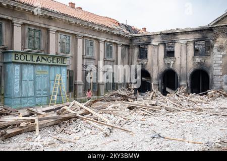 L'Hotel Grand, una rovina della Guerra di Patria nel 1991, rappresenterà le rovine della seconda Guerra Mondiale in un nuovo film. Tutto viene lentamente preparato per le riprese e, sebbene non siano stati rivelati molti dettagli, ciò che è noto è che le rovine saranno uno dei luoghi in cui si svolgeranno le riprese nella seconda metà di settembre.il film sarà dedicato al leggendario fotografo della rivista Vogue, Lee Miller, Che sarà giocato da Kate Winslet (46). Il film è anche impostato per la stella Jude Law (49) e Marion Cotillard (46), a Dubrovnik, Croazia, il 29 agosto. 2022. Foto: Grgo Jelavic/PIXSELL Foto Stock