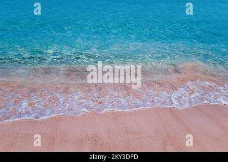 The Ultimate Beach Getaway: Dove le onde e la sabbia si incontrano in Harmony Foto Stock