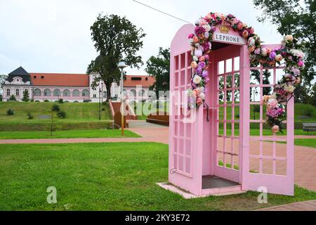 Una cabina telefonica rosa decorata con fiori adorna il prato del Castello Pejacevic recentemente ristrutturato a Virovitica, Croazia, il 2 settembre 2022. Foto: Damir Spehar/PIXSELL Foto Stock