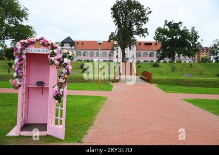 Una cabina telefonica rosa decorata con fiori adorna il prato del Castello Pejacevic recentemente ristrutturato a Virovitica, Croazia, il 2 settembre 2022. Foto: Damir Spehar/PIXSELL Foto Stock