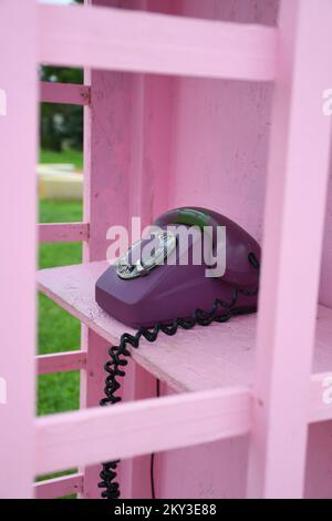 Una cabina telefonica rosa decorata con fiori adorna il prato del Castello Pejacevic recentemente ristrutturato a Virovitica, Croazia, il 2 settembre 2022. Foto: Damir Spehar/PIXSELL Foto Stock